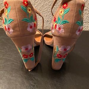 Women’s Flower Heels size 9
